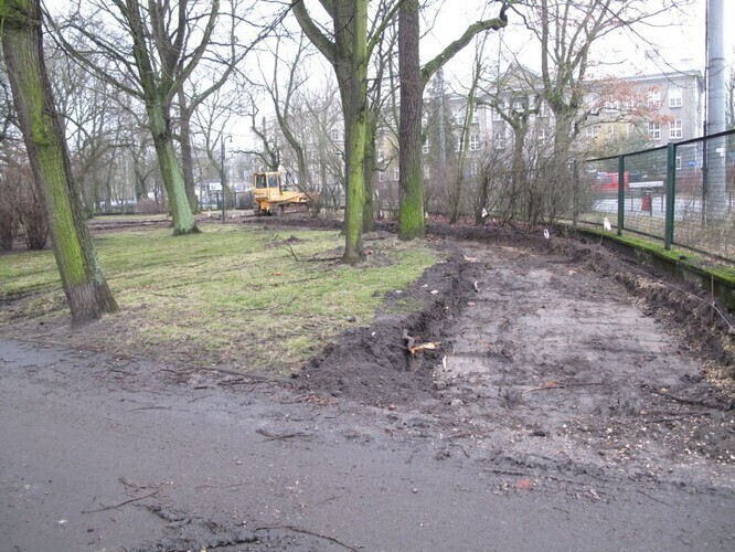 Zdjęcie 1: Trwają prace w parku Poniatowskiego 