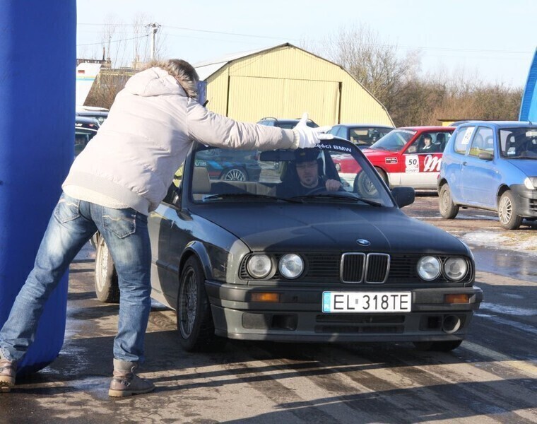 Zdjęcie 2: Pisk opon na lotnisku w Piotrkowie 