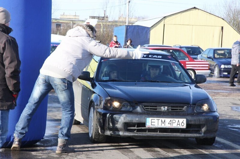 Zdjęcie 4: Pisk opon na lotnisku w Piotrkowie 