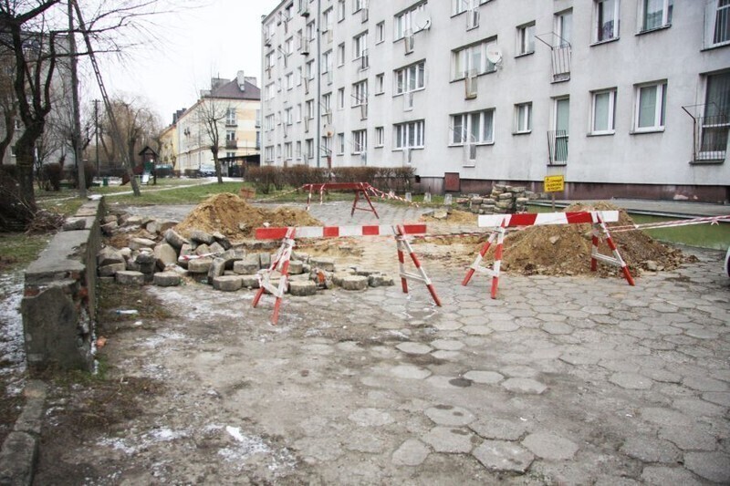Zdjęcie 2: Kiedy zasypią dziury przy ul. Hutniczej? 