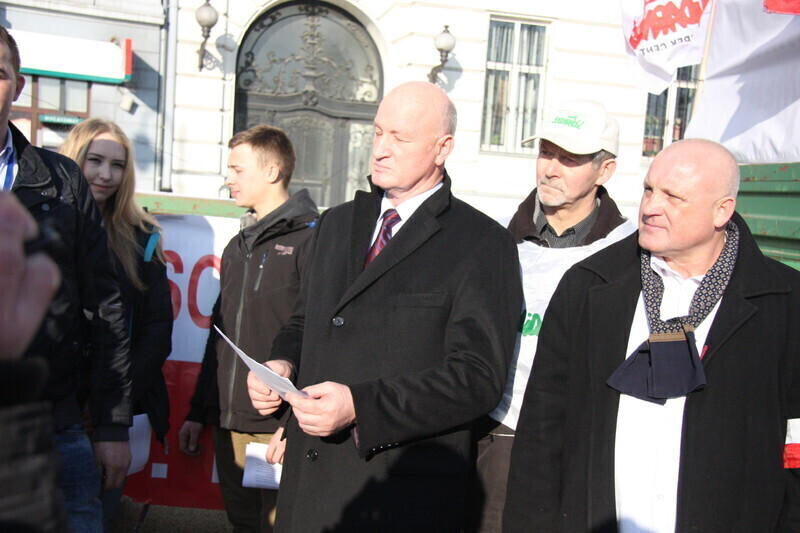 Zdjęcie 2: Rolnicy wręczyli staroście postulaty