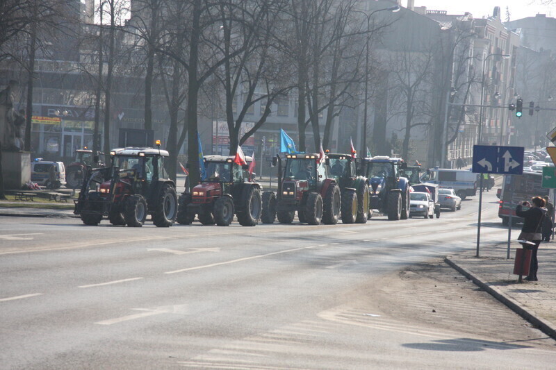Zdjęcie 3: Rolnicy wręczyli staroście postulaty
