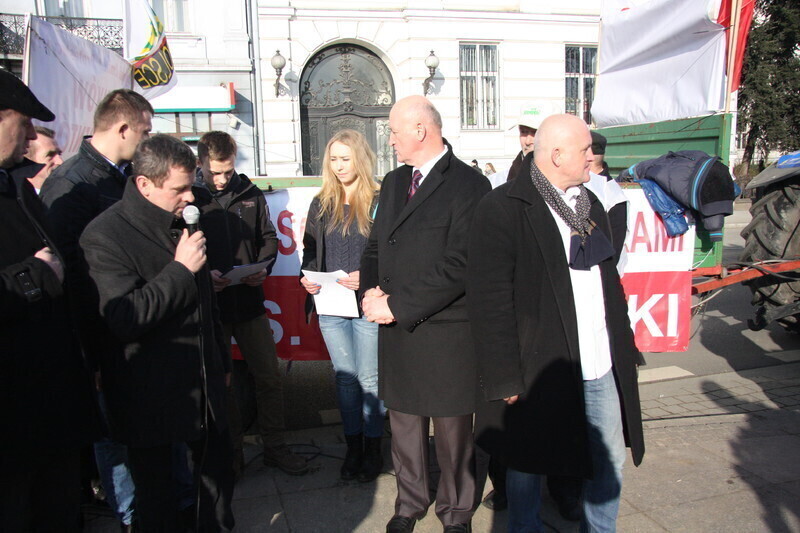 Zdjęcie 18: Rolnicy wręczyli staroście postulaty