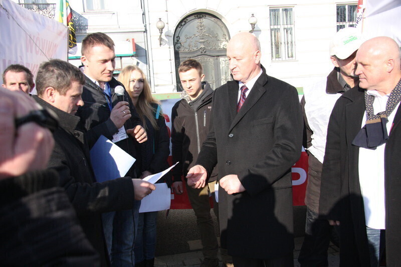 Zdjęcie 22: Rolnicy wręczyli staroście postulaty