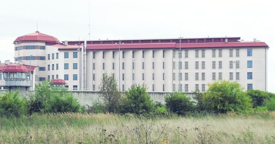 Jak wnoszą narkotyki do Aresztu