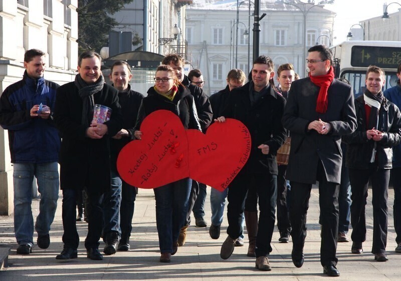 Zdjęcie 2: Walentynki w Piotrkowie. Rozdawali Karty życia i lizaki 