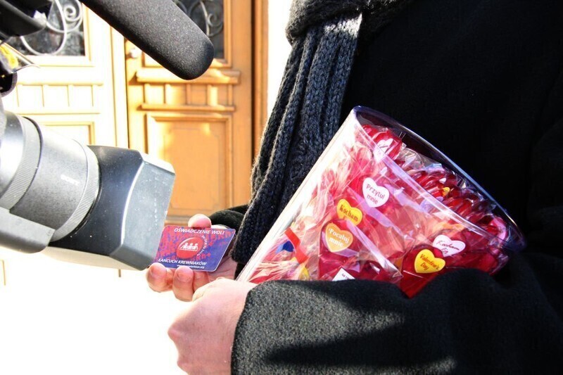 Zdjęcie 3: Walentynki w Piotrkowie. Rozdawali Karty życia i lizaki 