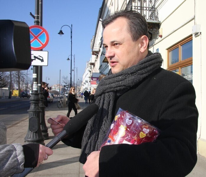 Zdjęcie 4: Walentynki w Piotrkowie. Rozdawali Karty życia i lizaki 