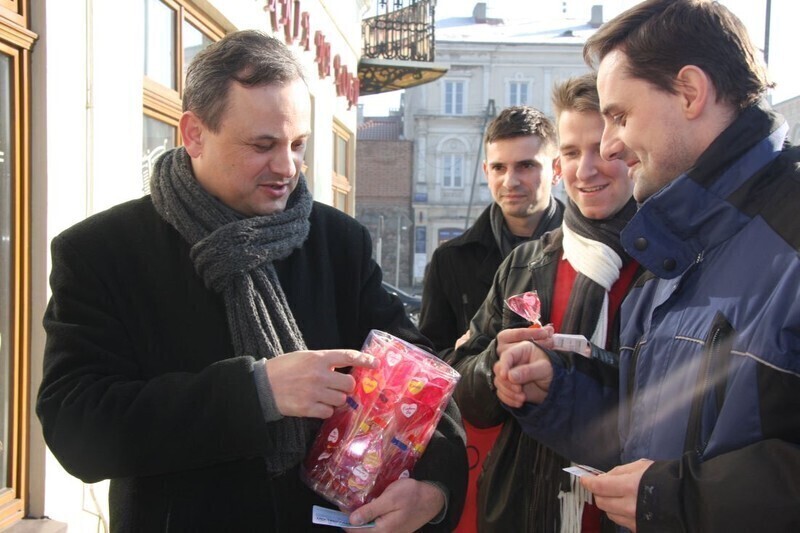 Zdjęcie 8: Walentynki w Piotrkowie. Rozdawali Karty życia i lizaki 