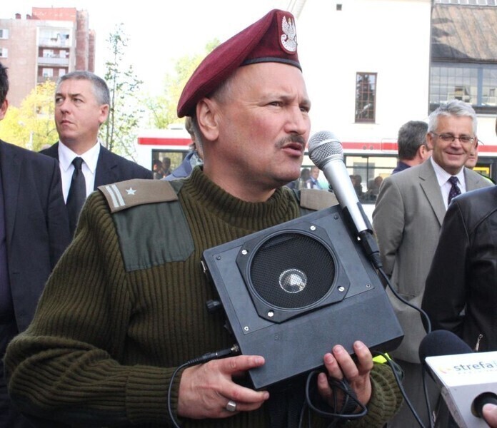 Zawyją syreny. Proszę zachować spokój