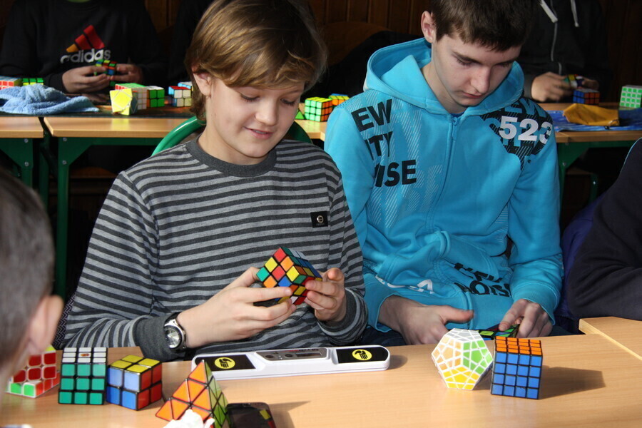 Zdjęcie 1: Kostkę Rubika mają w małym palcu