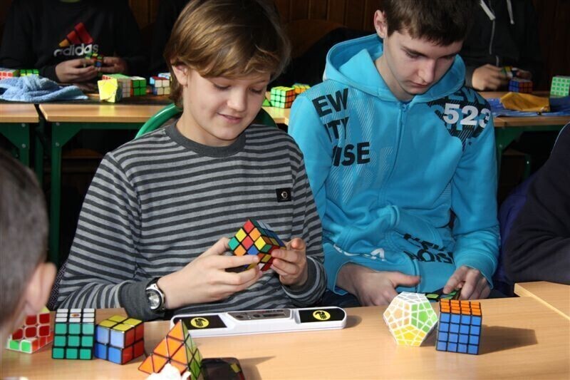 Zdjęcie 2: Kostkę Rubika mają w małym palcu