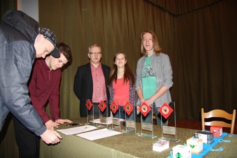 Zdjęcie 3: Kostkę Rubika mają w małym palcu