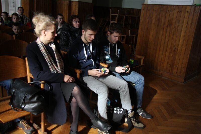 Zdjęcie 7: Kostkę Rubika mają w małym palcu