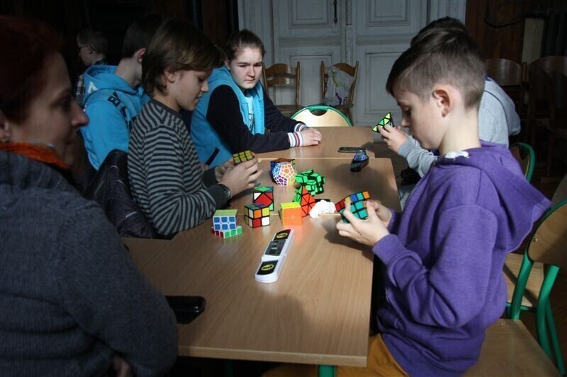 Zdjęcie 11: Kostkę Rubika mają w małym palcu