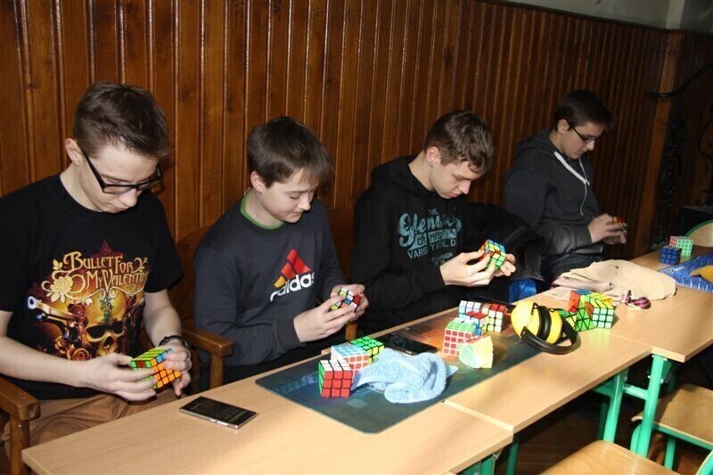 Zdjęcie 12: Kostkę Rubika mają w małym palcu