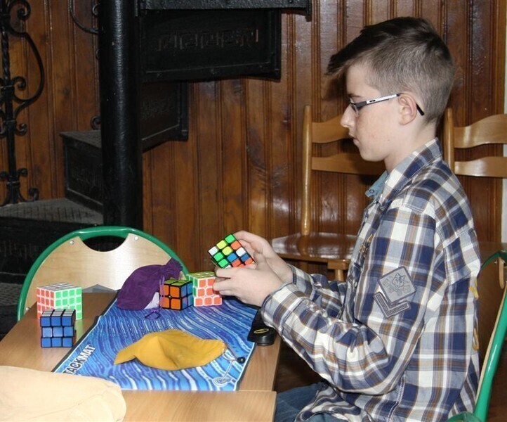 Zdjęcie 13: Kostkę Rubika mają w małym palcu