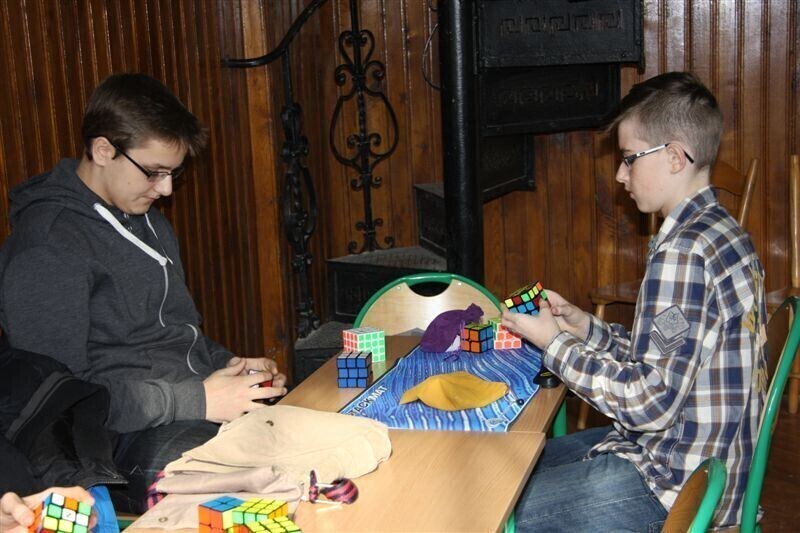 Zdjęcie 14: Kostkę Rubika mają w małym palcu