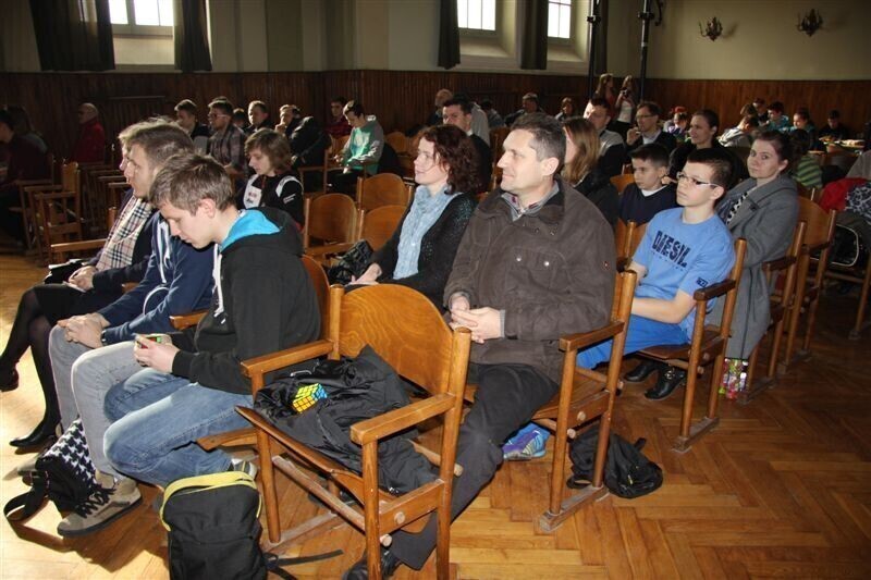 Zdjęcie 16: Kostkę Rubika mają w małym palcu