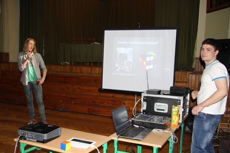 Zdjęcie 18: Kostkę Rubika mają w małym palcu