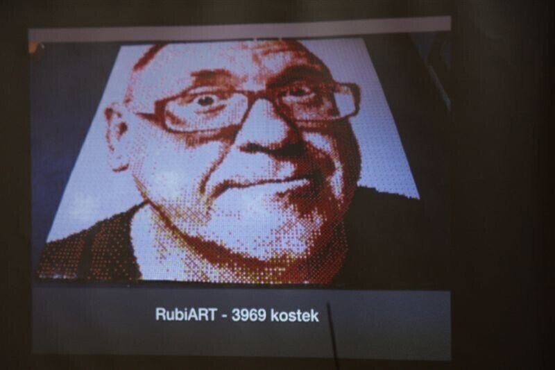 Zdjęcie 19: Kostkę Rubika mają w małym palcu