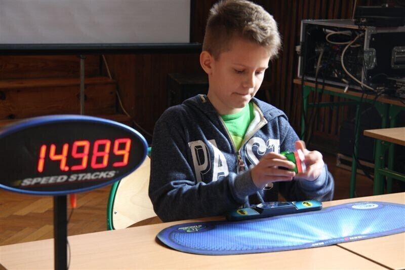 Zdjęcie 22: Kostkę Rubika mają w małym palcu