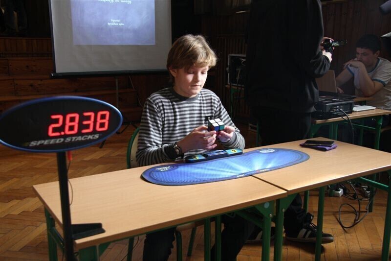 Zdjęcie 23: Kostkę Rubika mają w małym palcu