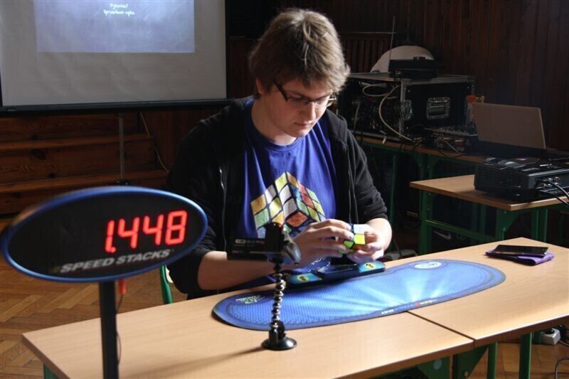 Zdjęcie 24: Kostkę Rubika mają w małym palcu