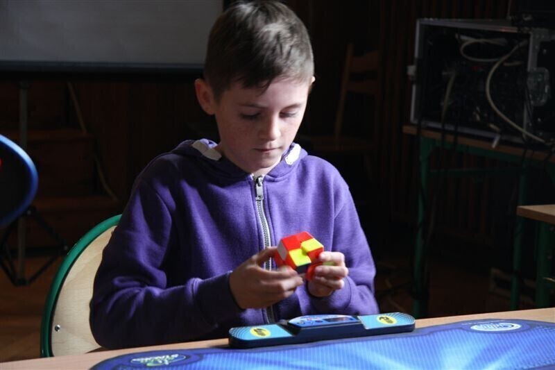 Zdjęcie 26: Kostkę Rubika mają w małym palcu