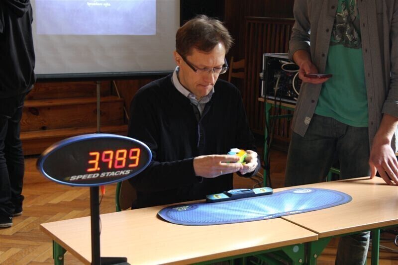 Zdjęcie 27: Kostkę Rubika mają w małym palcu