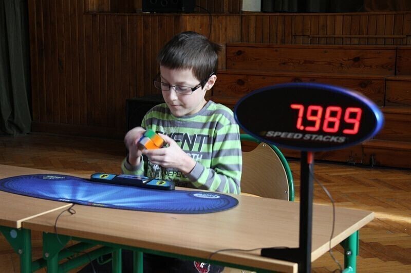 Zdjęcie 28: Kostkę Rubika mają w małym palcu