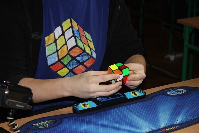 Zdjęcie 30: Kostkę Rubika mają w małym palcu