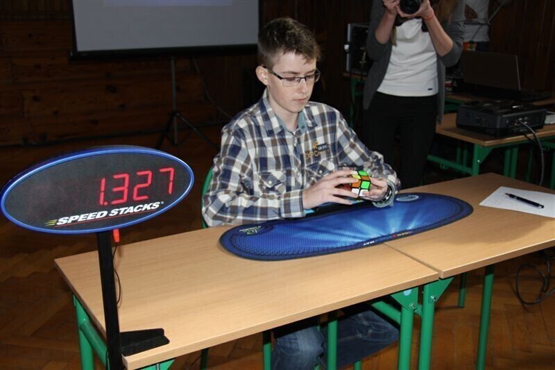 Zdjęcie 32: Kostkę Rubika mają w małym palcu