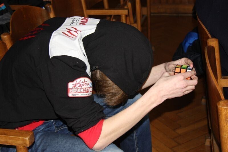 Zdjęcie 34: Kostkę Rubika mają w małym palcu