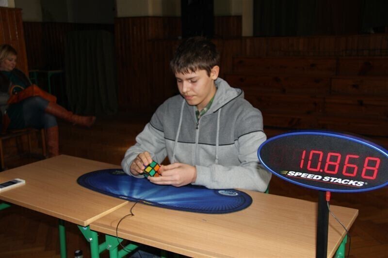 Zdjęcie 36: Kostkę Rubika mają w małym palcu