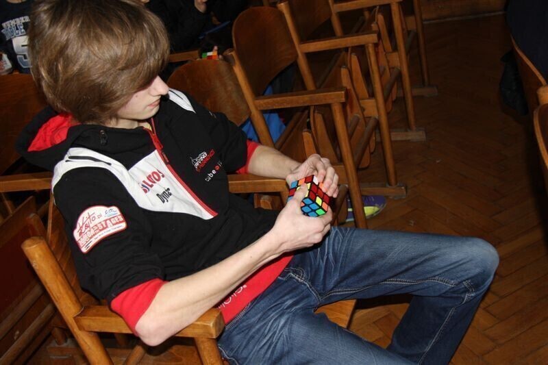 Zdjęcie 37: Kostkę Rubika mają w małym palcu