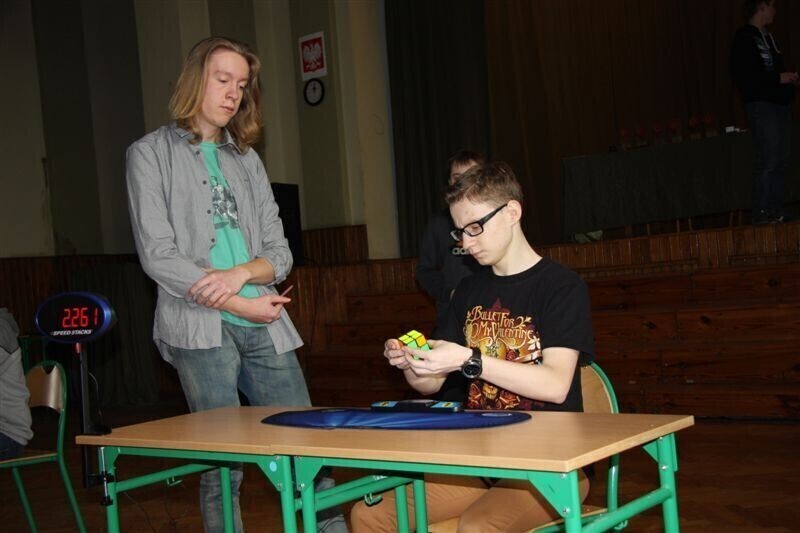 Zdjęcie 38: Kostkę Rubika mają w małym palcu