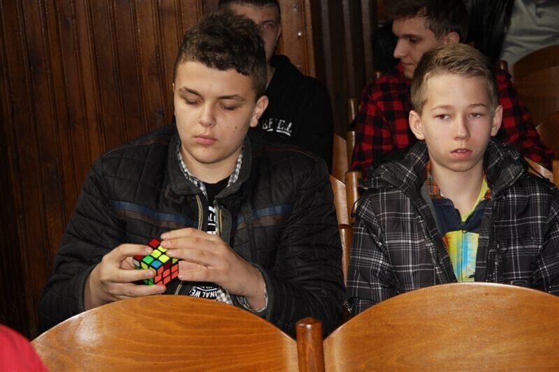 Zdjęcie 39: Kostkę Rubika mają w małym palcu