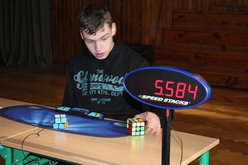 Zdjęcie 40: Kostkę Rubika mają w małym palcu