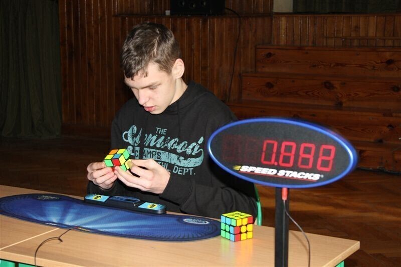 Zdjęcie 41: Kostkę Rubika mają w małym palcu