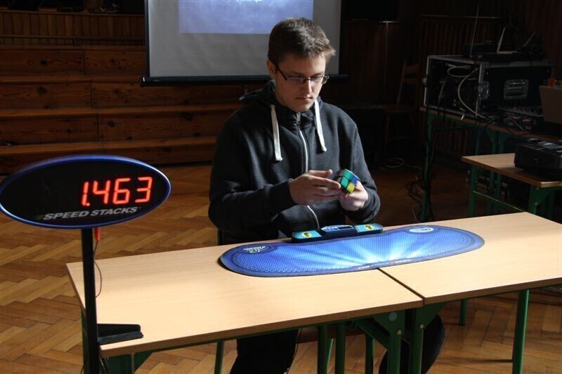 Zdjęcie 42: Kostkę Rubika mają w małym palcu