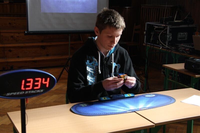 Zdjęcie 44: Kostkę Rubika mają w małym palcu