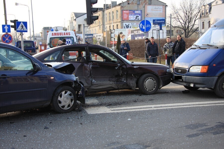Zdjęcie 1: Zderzyły się trzy auta. Jeden z kierowców był pijany