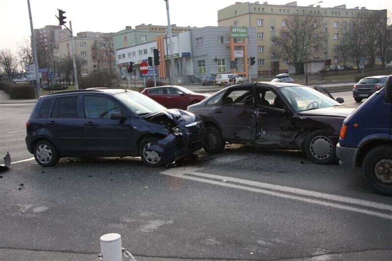 Zdjęcie 8: Zderzyły się trzy auta. Jeden z kierowców był pijany