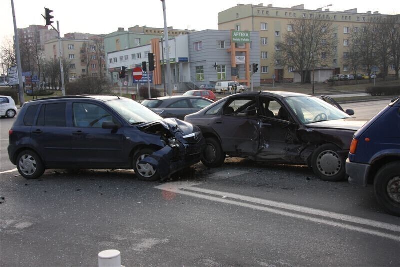 Zdjęcie 9: Zderzyły się trzy auta. Jeden z kierowców był pijany