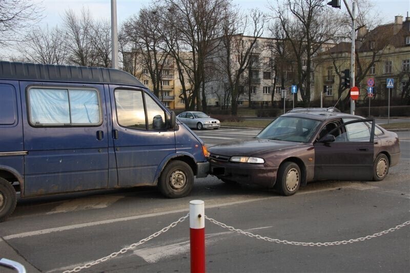 Zdjęcie 12: Zderzyły się trzy auta. Jeden z kierowców był pijany