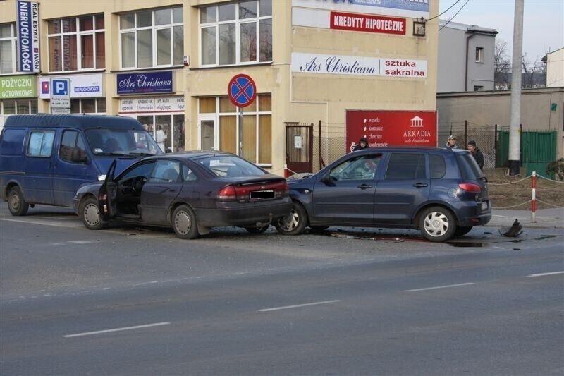 Zdjęcie 13: Zderzyły się trzy auta. Jeden z kierowców był pijany