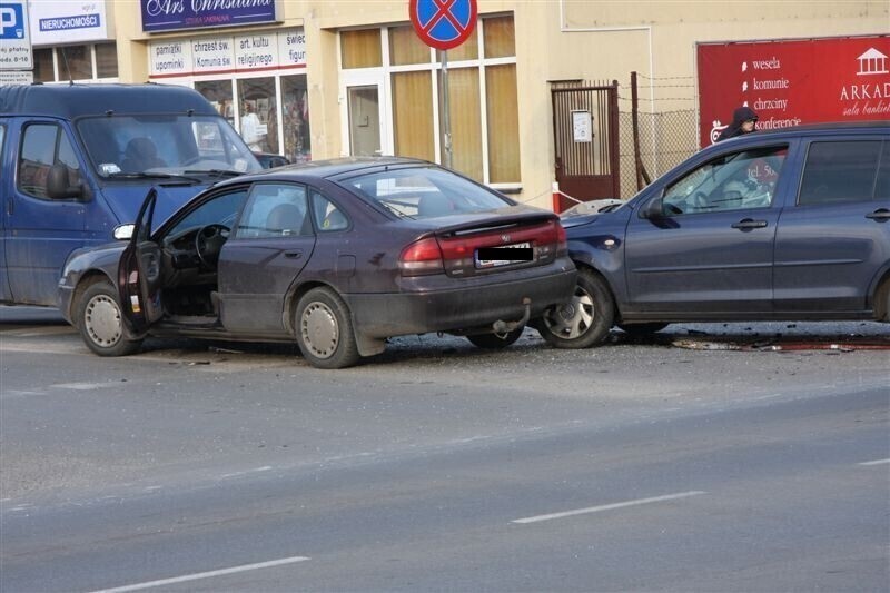 Zdjęcie 14: Zderzyły się trzy auta. Jeden z kierowców był pijany