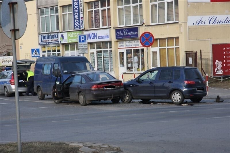Zdjęcie 15: Zderzyły się trzy auta. Jeden z kierowców był pijany