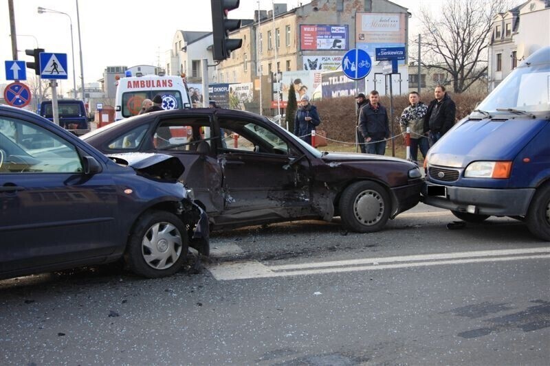 Zdjęcie 17: Zderzyły się trzy auta. Jeden z kierowców był pijany